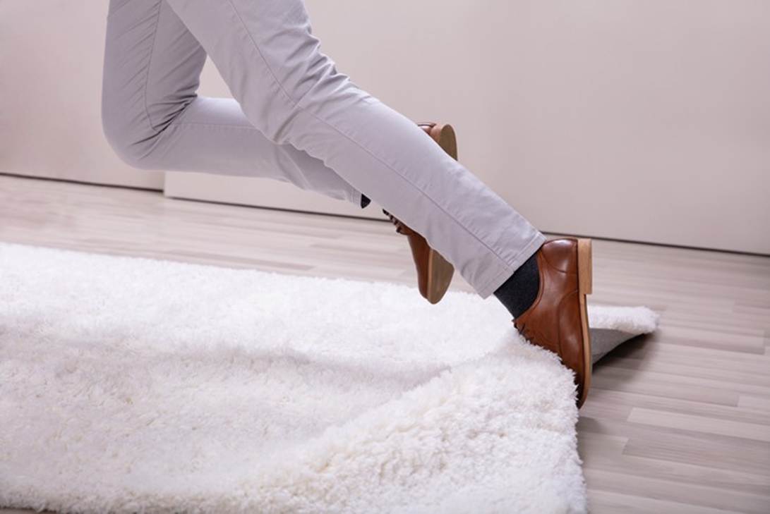 A person's legs and feet on a white carpet

AI-generated content may be incorrect.